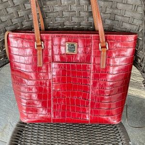DOONEY & BOURKE DEEP RED SHOULDER BAG. COMES WITH DUSTBAG. GREAT CONDITION. EUC
